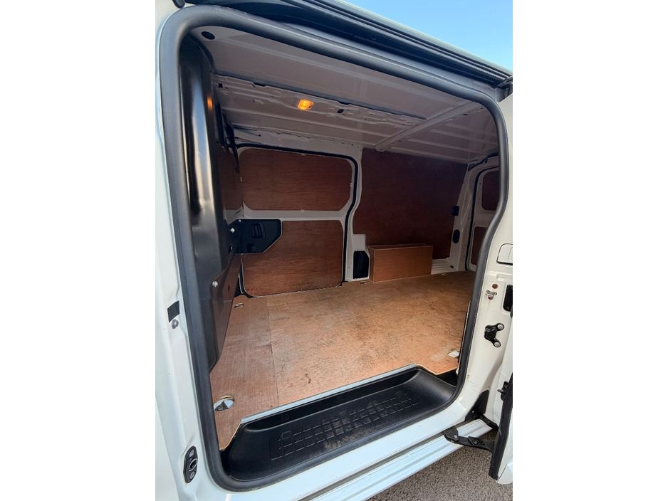 2022 Opel Vivaro - image 11