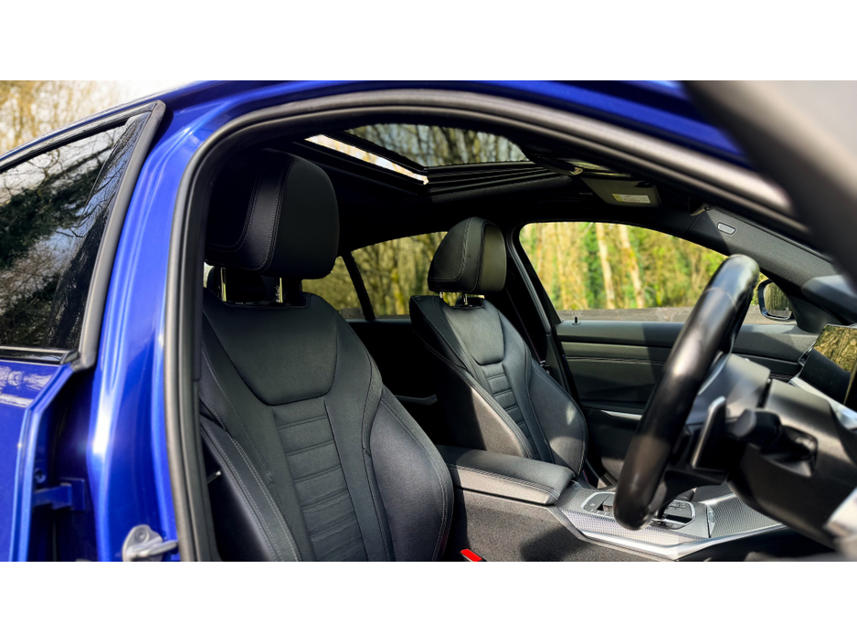 2022 BMW 3 Series - image 8