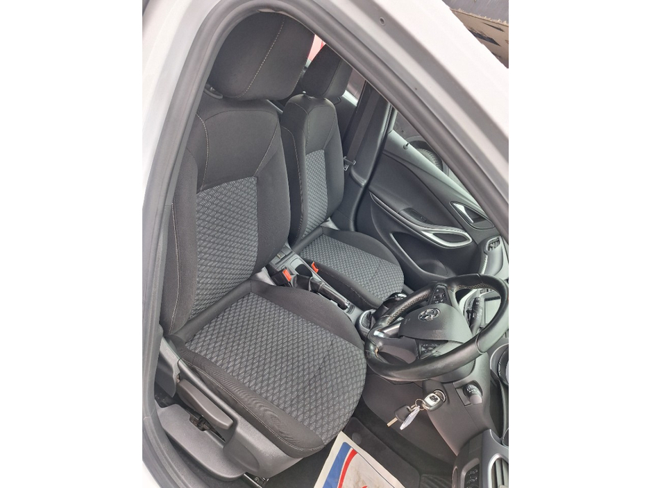 2017 Vauxhall Astra - image 8