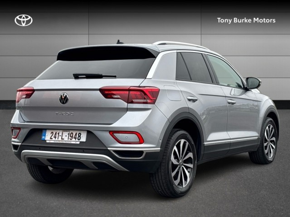 2024 Volkswagen T-Roc - image 2