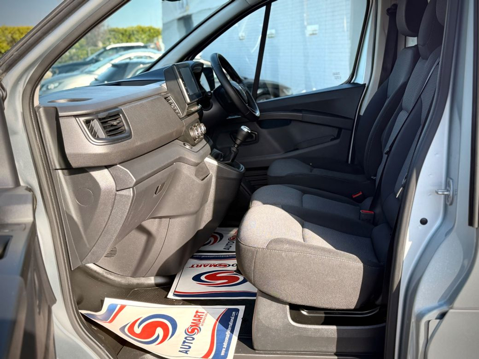 2023 Renault Trafic - image 13