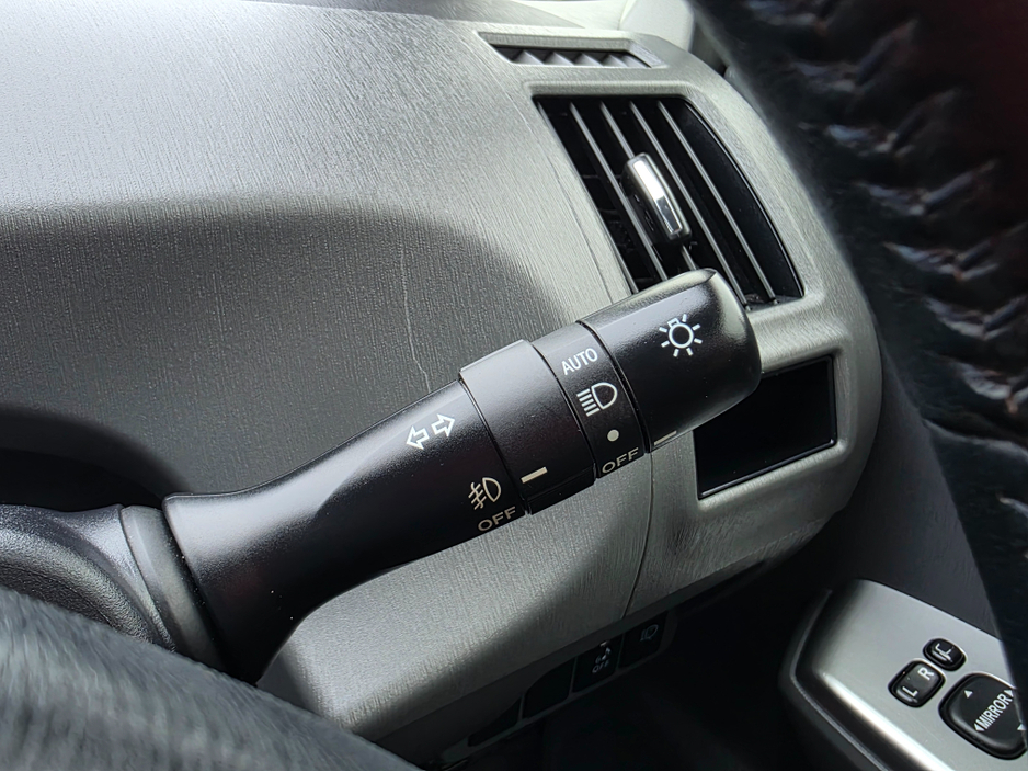 2013 Toyota Prius Alpha - image 21