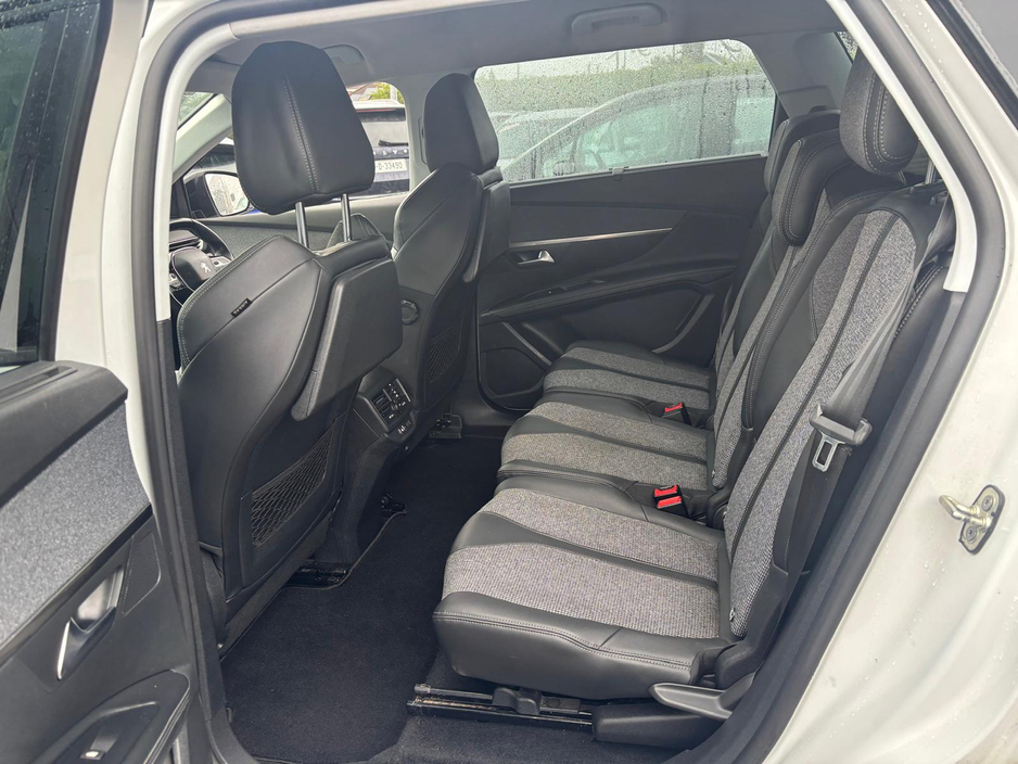 2018 Peugeot 5008 - image 8