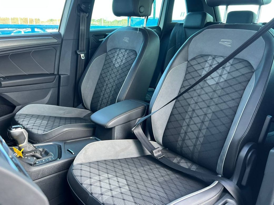 2023 Volkswagen Tiguan R-LINE 1.4 HYBRID // 20" R-LINE ALLOYS // PARKING SENSORS // APPLE CARPLAY/ANDROID AUTO €36,900