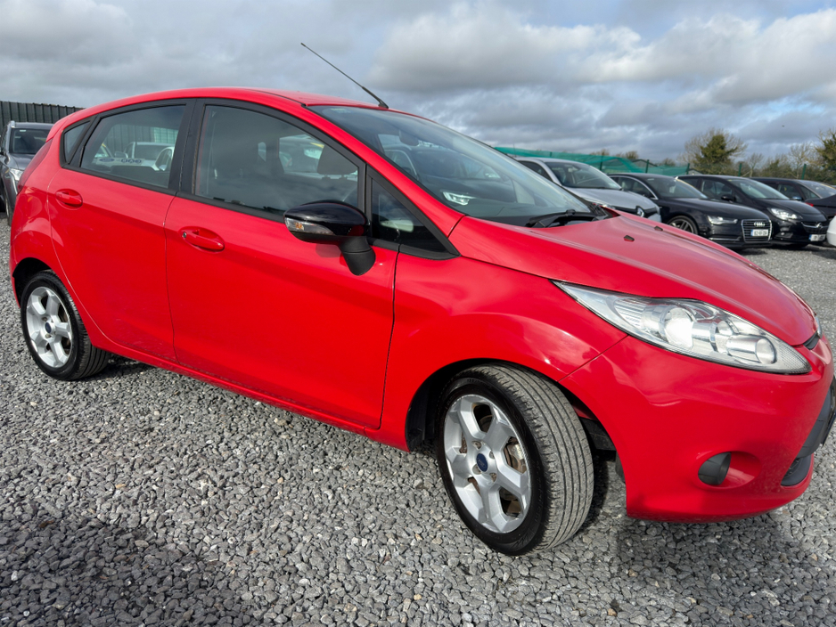 2010 Ford Fiesta - image 7