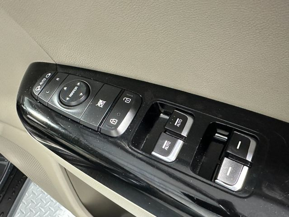 2019 Kia Sportage - image 21