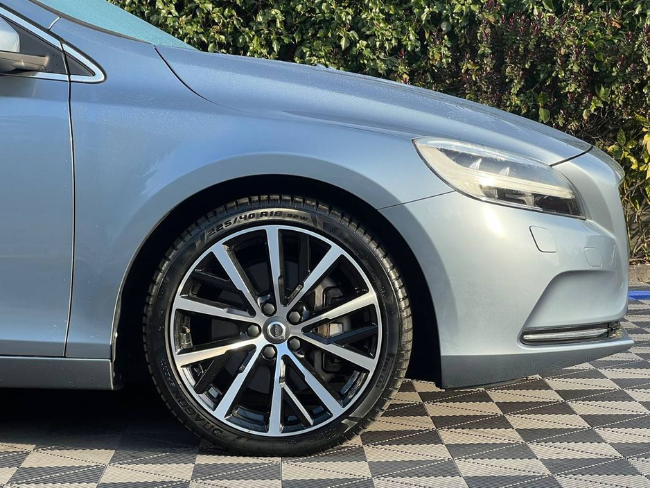 2017 Volvo V40 - image 9