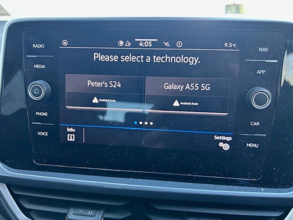 2023 Volkswagen T-Roc - image 9