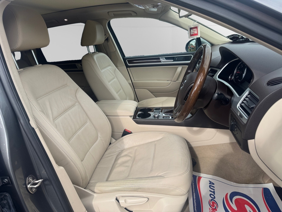 2016 Volkswagen Touareg - image 9