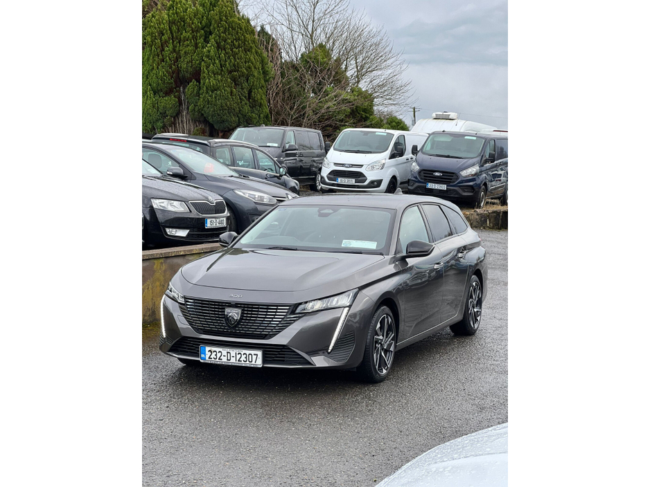 2023 Peugeot 308 - image 2