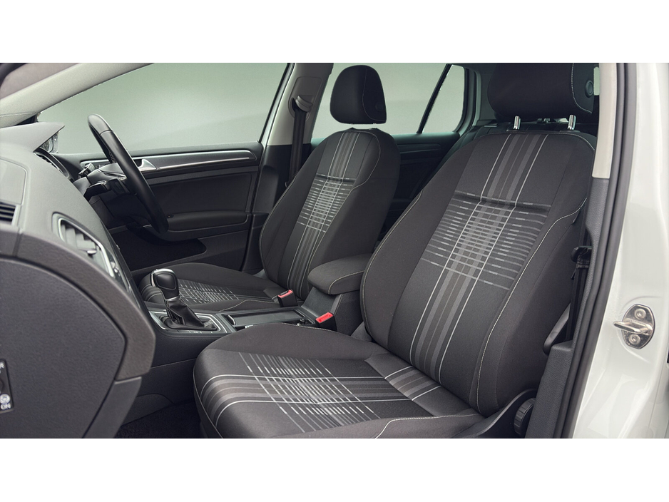 2015 Volkswagen Golf  €13,490