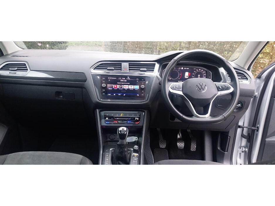 2023 Volkswagen Tiguan - image 9