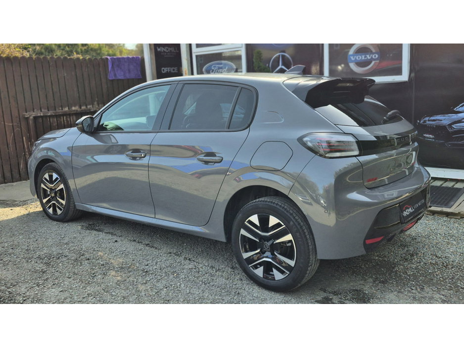 2025 Peugeot 208 - image 8