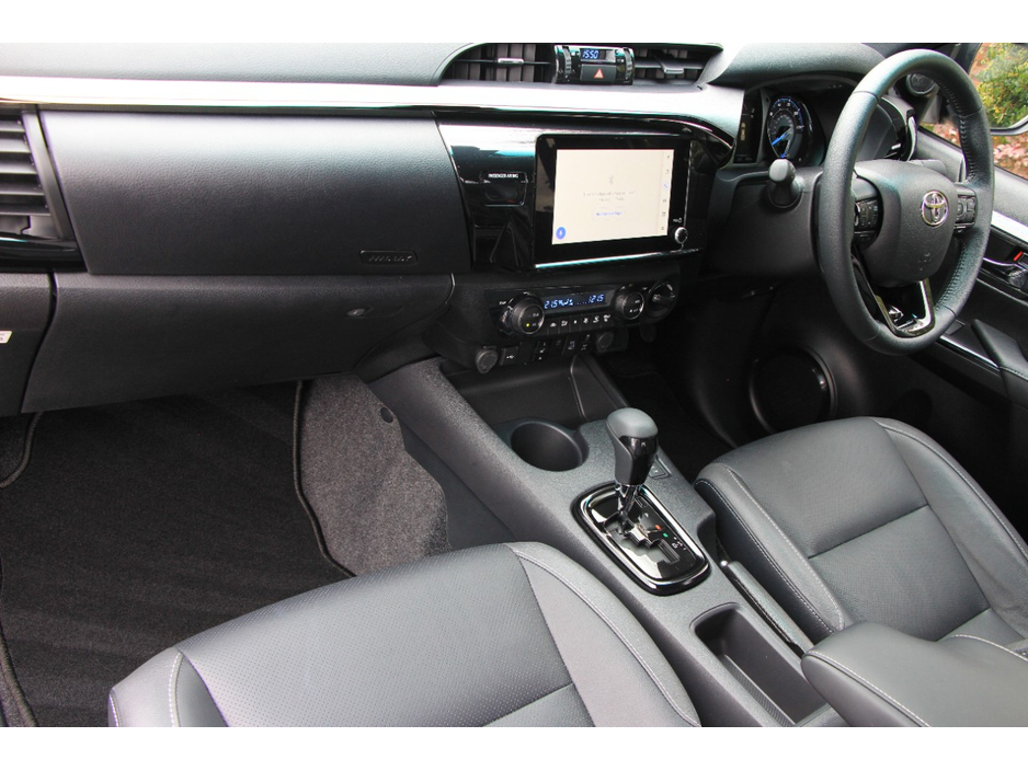2025 Toyota Hilux - image 9