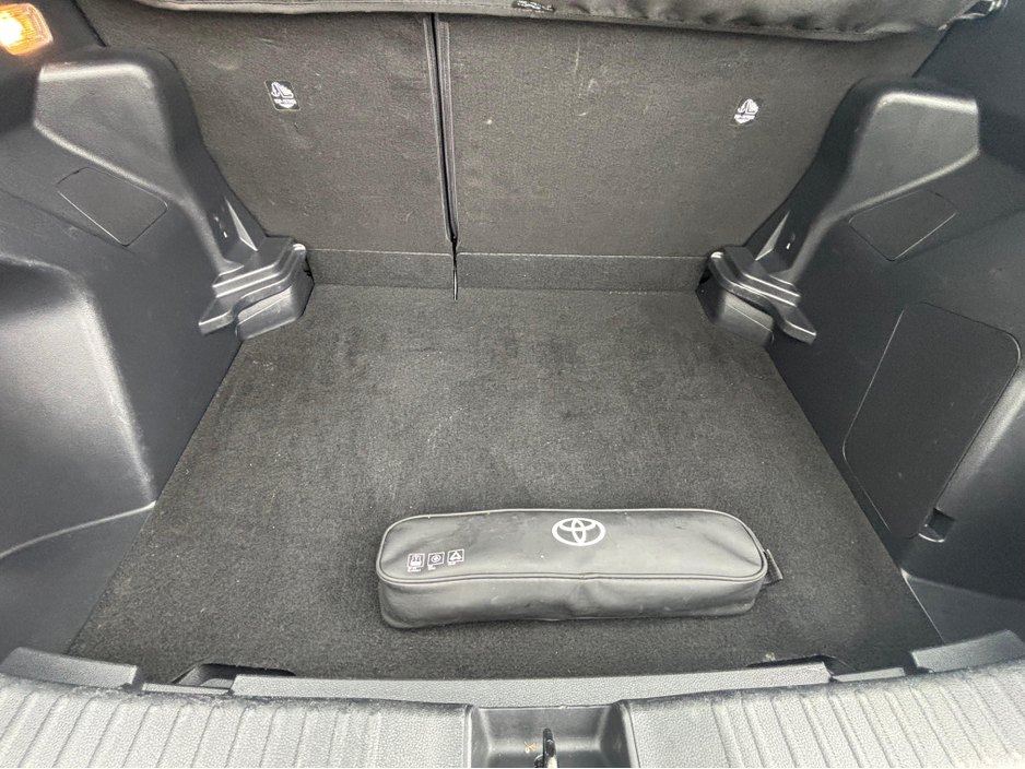 2023 Toyota Yaris - image 3