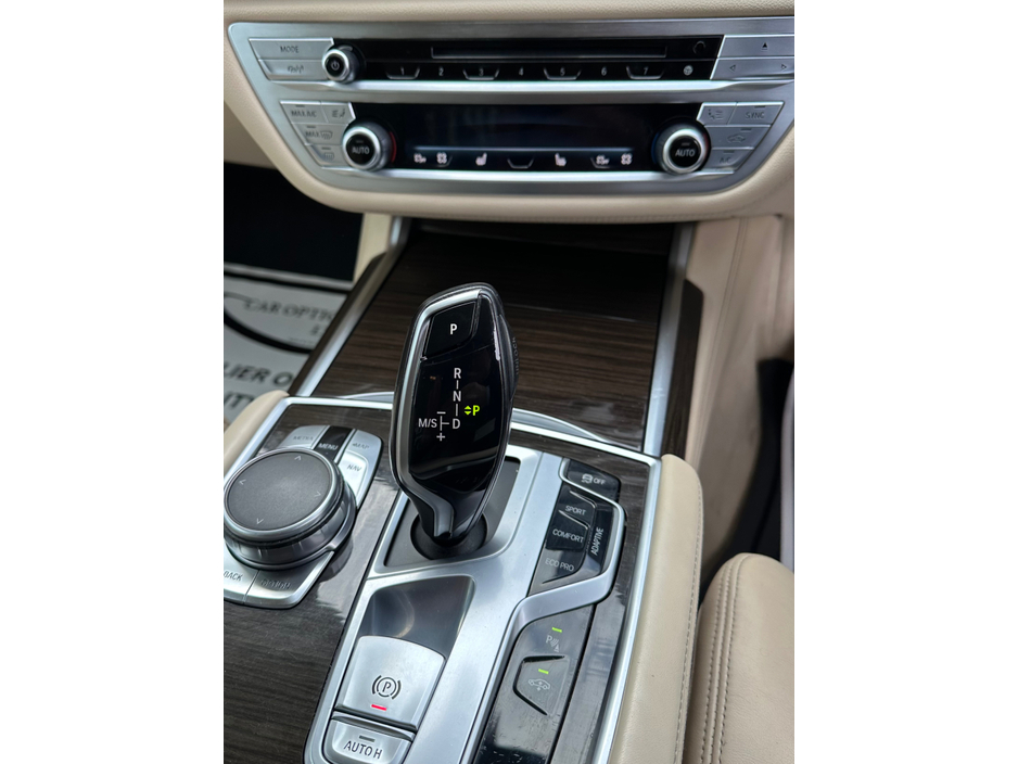 2016 BMW 7 Series - image 11