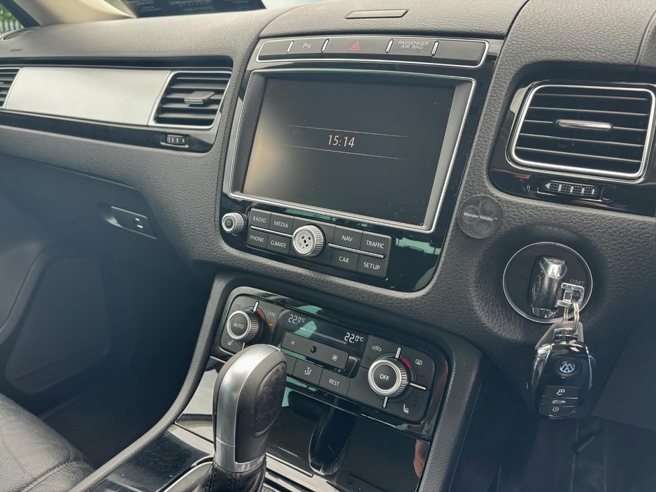 2016 Volkswagen Touareg - image 8