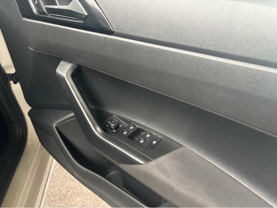 2023 Volkswagen Polo - image 4