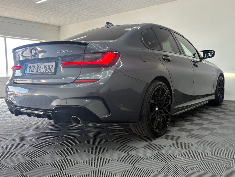 2021 BMW 3 Series - image 18