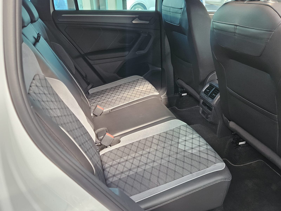 2023 Volkswagen Tiguan - image 9