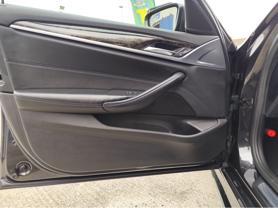 2018 BMW 5 Series - image 23