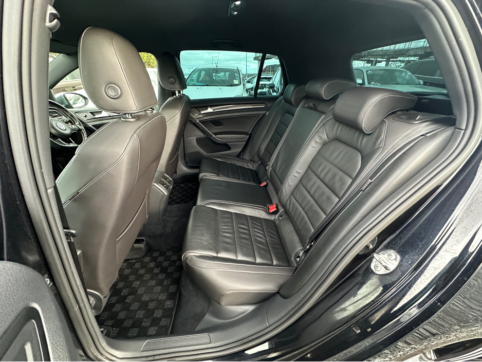 2014 Volkswagen Golf - image 11