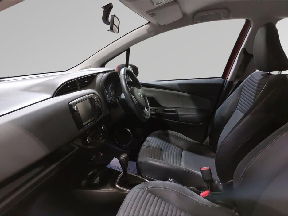 2016 Toyota Yaris - image 4