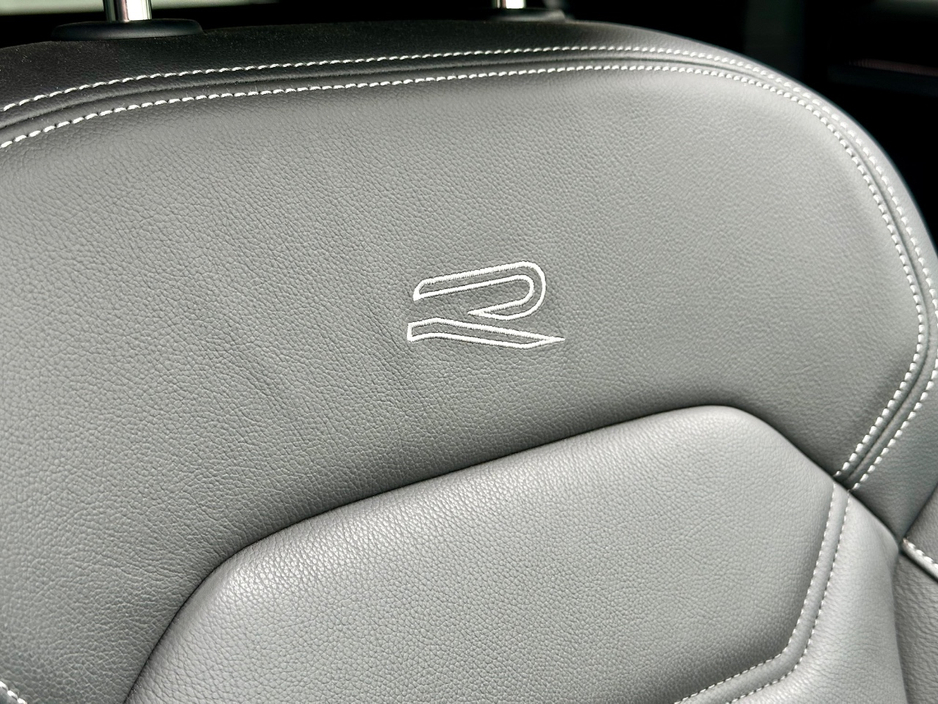 2025 Volkswagen Touareg - image 18