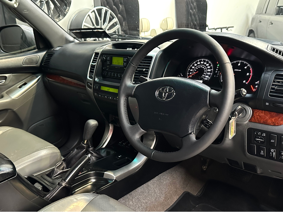 2004 Toyota Landcruiser - image 11