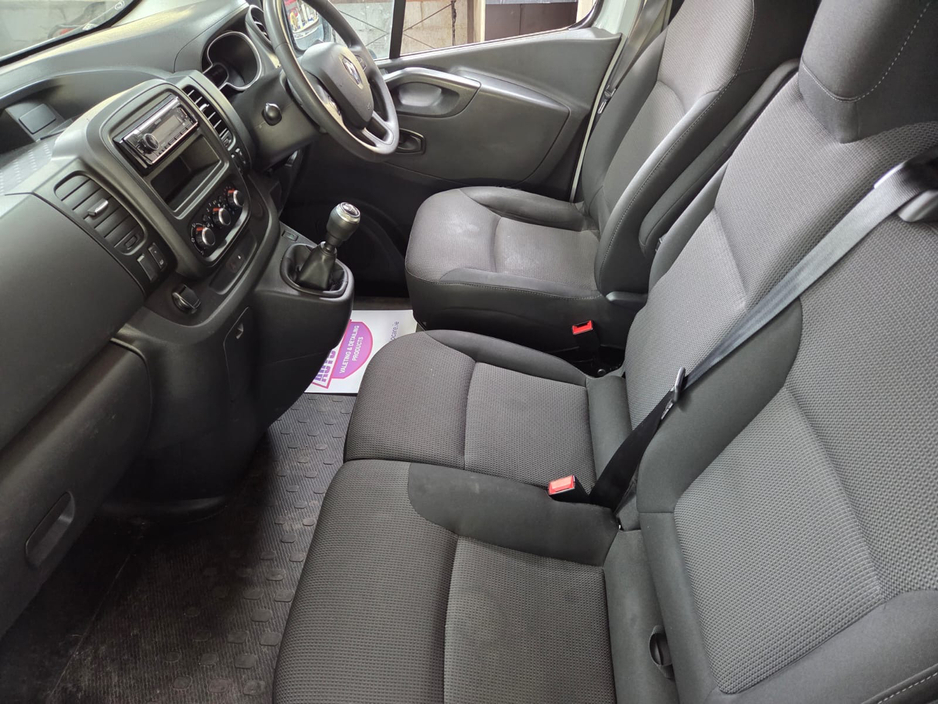 2021 Renault Trafic - image 4