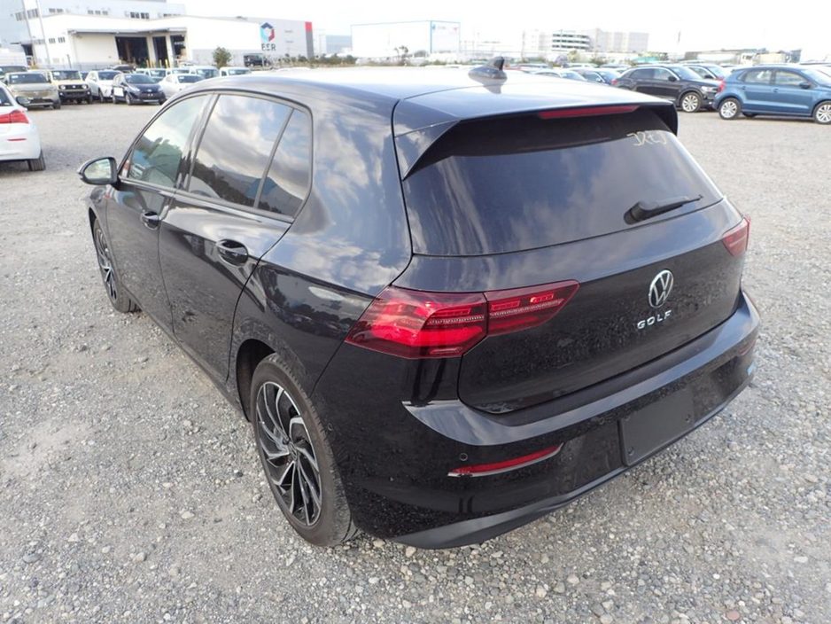2022 Volkswagen Golf - image 8