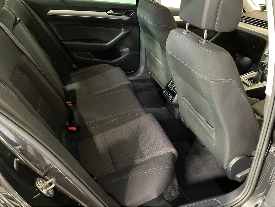 2019 Volkswagen Passat - image 9