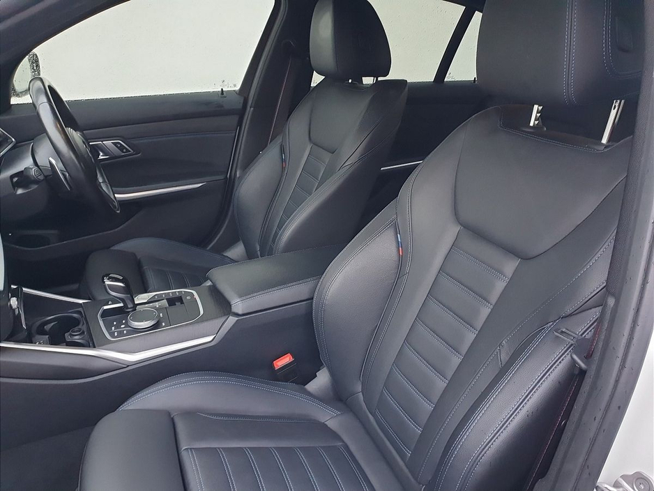 2022 BMW 3 Series - image 7