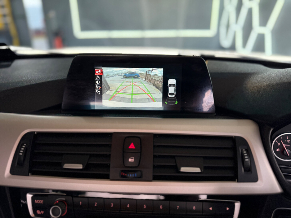 2016 BMW 3 Series - image 32