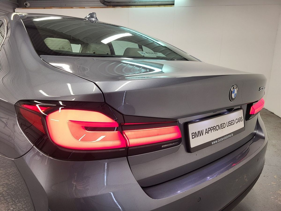 2021 BMW 5 Series - image 19