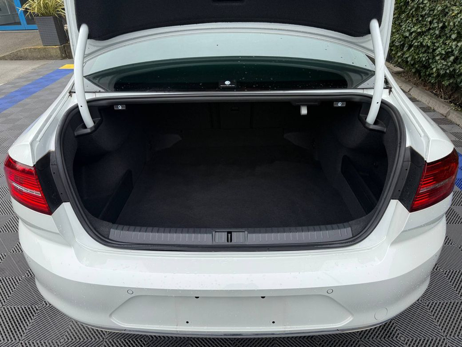 2020 Volkswagen Passat - image 14