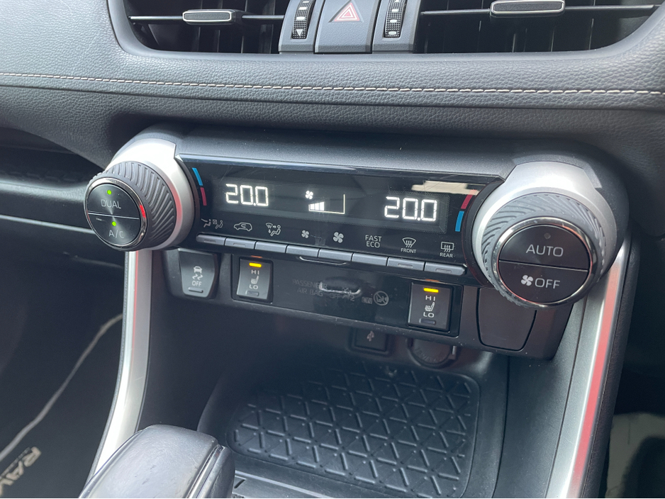 2022 Toyota Rav4 - image 13