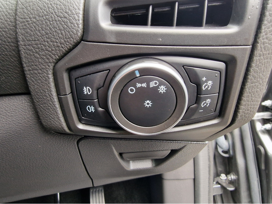 2016 Ford Focus - image 21