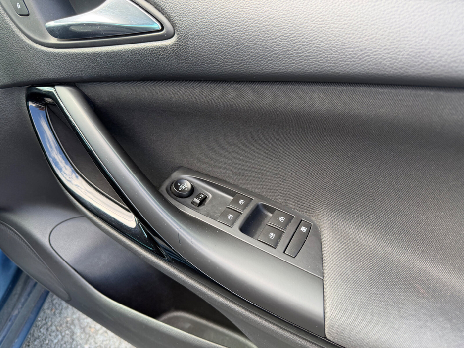 2015 Vauxhall Astra - image 9