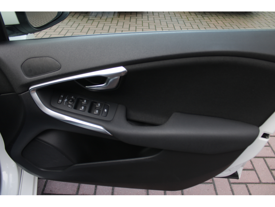 2016 Volvo V40 2.0D4 SPORT 5DR HATCHBACK AUTO HUGE SPEC  // 1 OWNER CAR // AS NEW CONDITION THROUGHOUT // BUY WITH CONFIDENCE AA AND SIMI APPROVED DEALER 2025 // FINANCE ARRANGED // €14,950