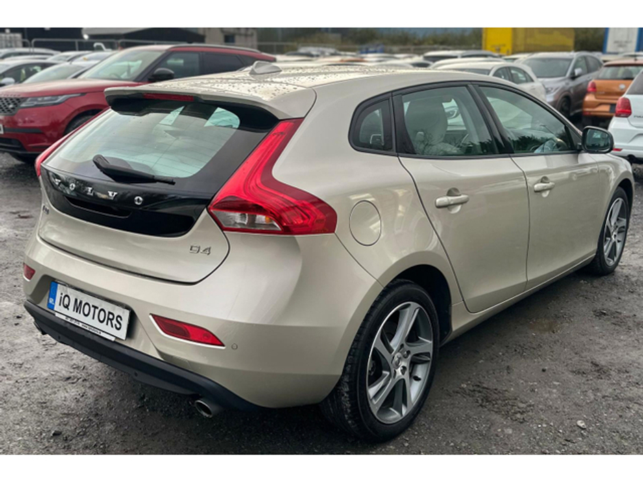 2016 Volvo V40 Cross Country 2.0L Diesel Automatic (9040) €13,495