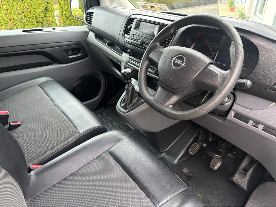 2020 Opel Vivaro - image 5