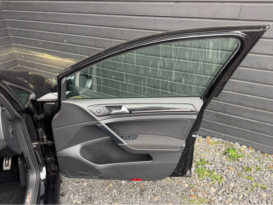 2014 Volkswagen Golf - image 15