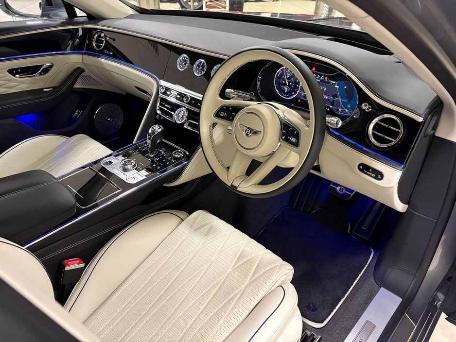 2025 Bentley Flying Spur 3.0 V6 E-HYBRID AZURE=AS NEW//HUGE SPEC=PAN ROOF//BALANCE OF BENTLEY WARRANTY=ONLY €150 ANNUAL ROAD TAX//TAILORED FINANCE PACKAGES AVAILABLE=TRADE INS €249,995