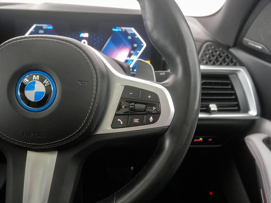 2025 BMW X5 - image 18