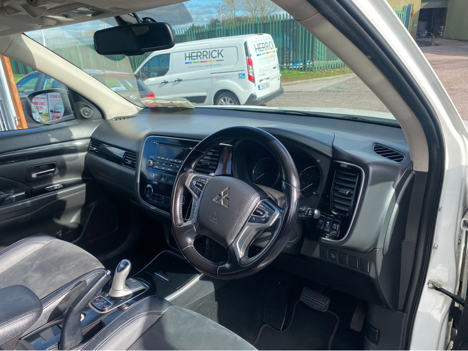 2016 Mitsubishi Outlander - image 13