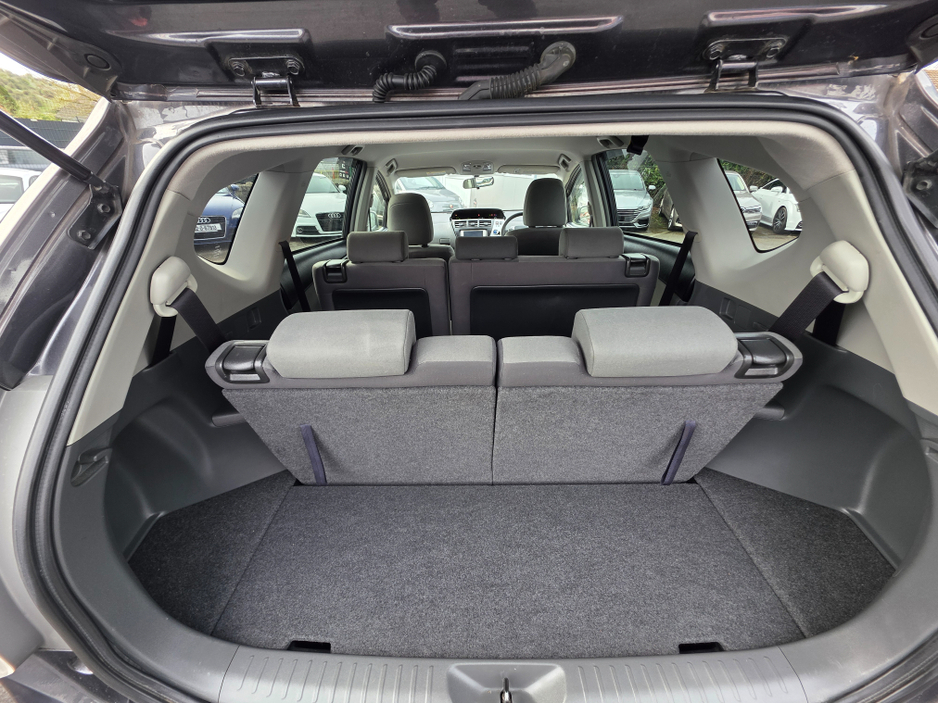 2013 Toyota Prius Alpha - image 9