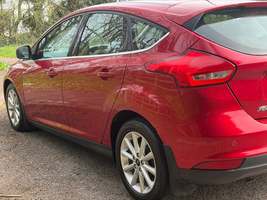 2018 Ford Focus - image 11