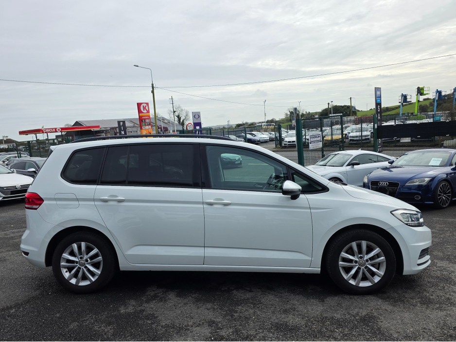 2017 Volkswagen Touran - image 9