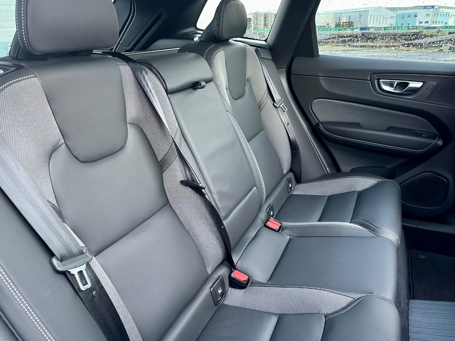 2025 Volvo XC60 - image 15